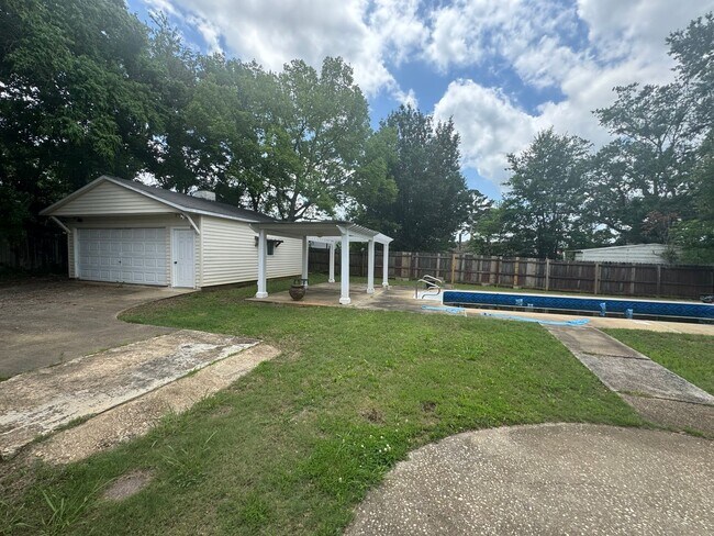 Building Photo - Milbrook Home with Pool!
