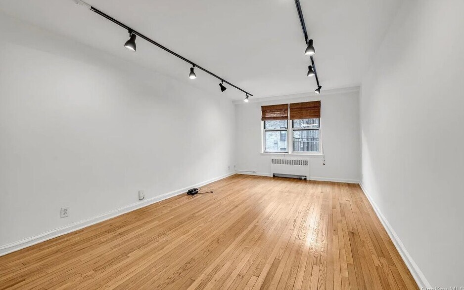 Building Photo - 2080 Barnes Ave