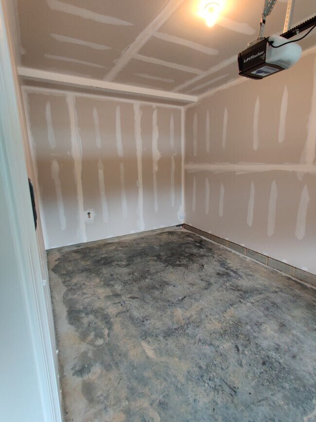 Building Photo - 3 Bedroom condo near major roadways