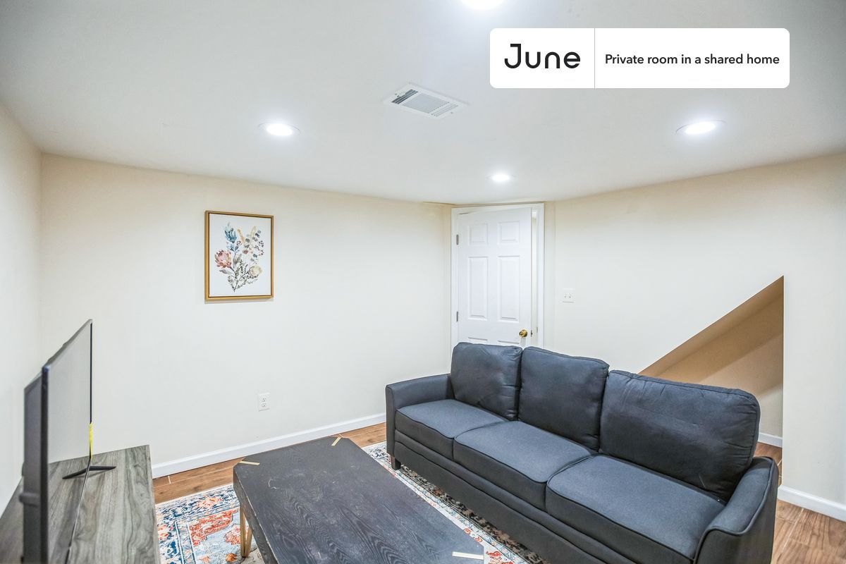 Building Photo - Room in Shared 7 bed/6 bath home in Dupont Park