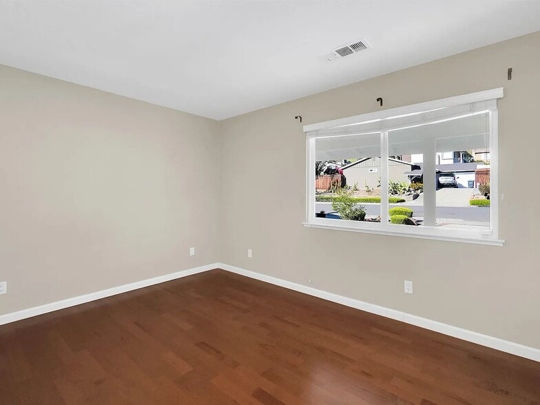 Building Photo - 1085 Chippewa Oak Dr NE