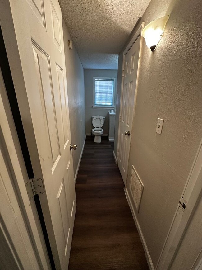 Building Photo - 3 bed 1 1/2 bath