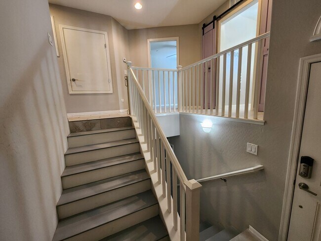 Building Photo - Three Level Mountains Edge Townhome