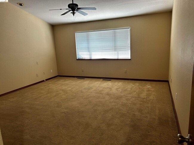 Building Photo - 5593 Drakes Dr