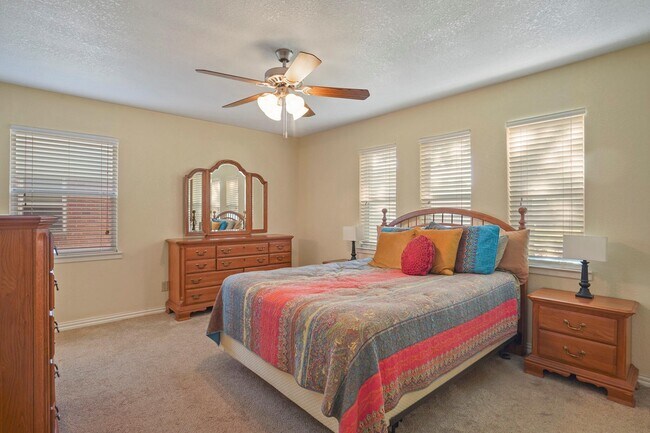 Building Photo - 205 Teeter Dr