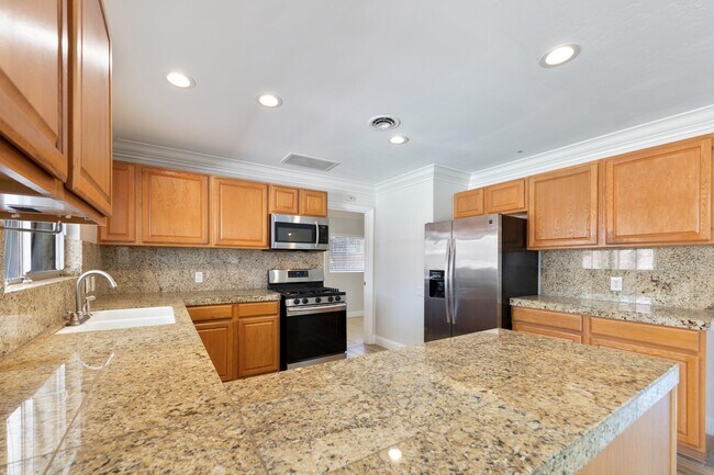 Building Photo - 77054 California Dr
