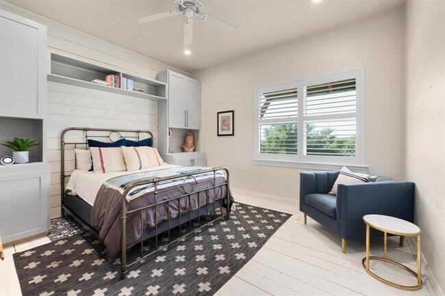 Building Photo - 2300 W Fitzhugh Rd