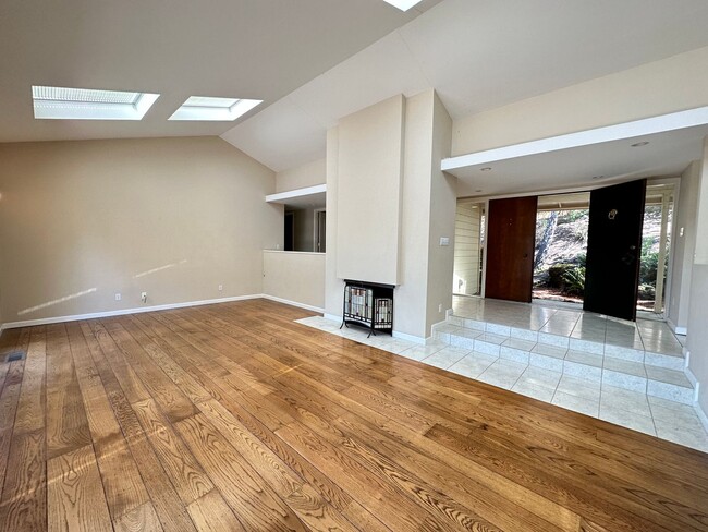 Building Photo - Fabulous LAH home, close town location, sp...