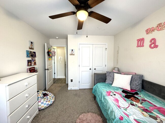 Building Photo - Beautiful home! Convenient to the city with all shopping!