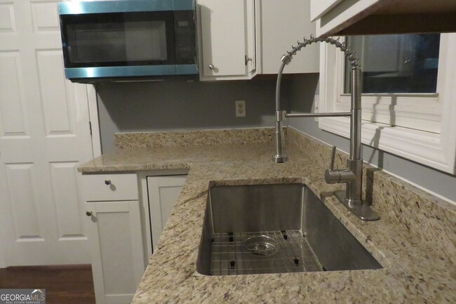 Building Photo - 1105 Hampton Rd