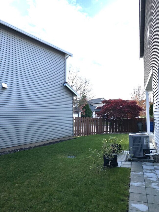 Building Photo - Pride of Ownership in this 3 BDRM, 2.5 BAT...