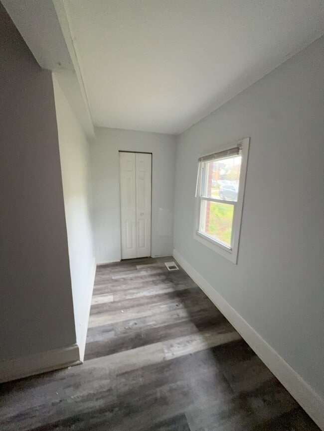 Building Photo - 2 Bedroom 1 Bathroom