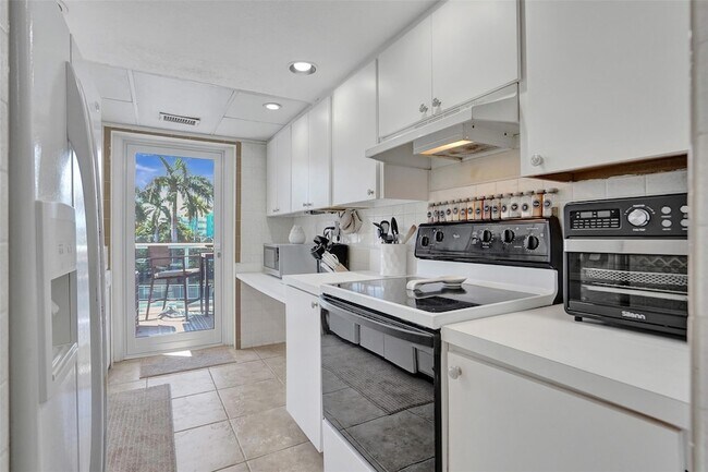 Building Photo - 2841 N Ocean Blvd