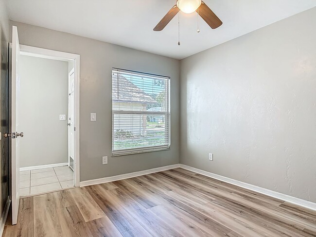 Building Photo - UPDATED 2 Bed, 2 Bath Home with Screened L...