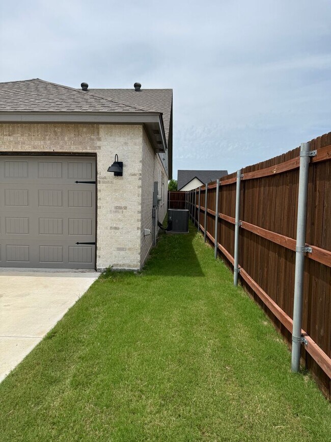 Building Photo - 3/2/2 Open concept and conveniently located for commuters