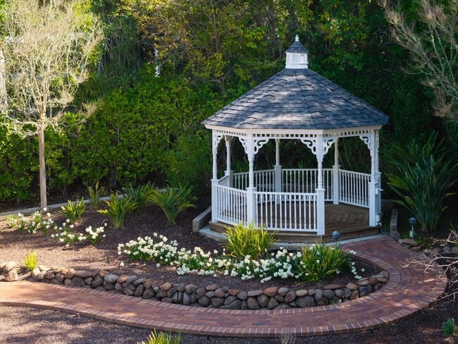 Building Photo - 10 Meadow Ln