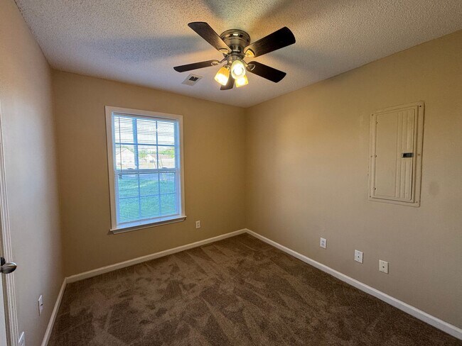Building Photo - Cozy Single Family Home!!
