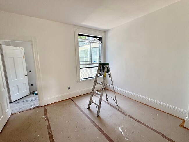 Building Photo - 33 Brewster St