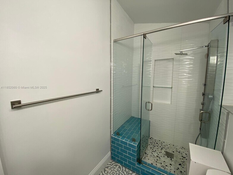 Building Photo - 2558 Trapp Ave