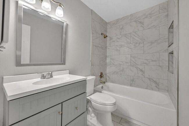Building Photo - "Spacious 3-Bed, 3-Bath Townhouse with Elegant Hardwood Floors in Ocoee!"