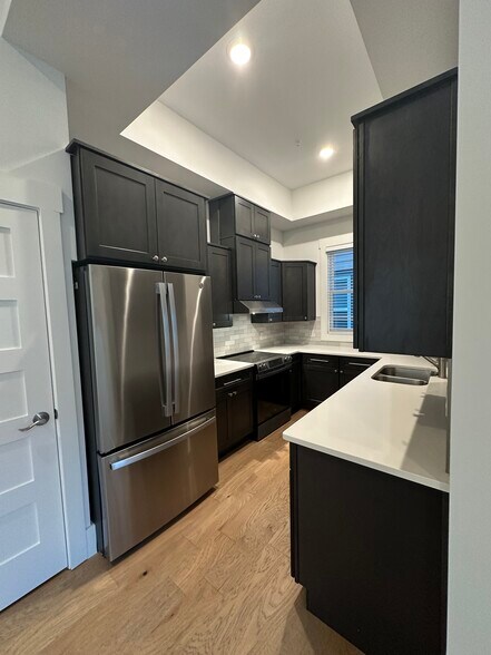 Primary Photo - 530 E Park Ave