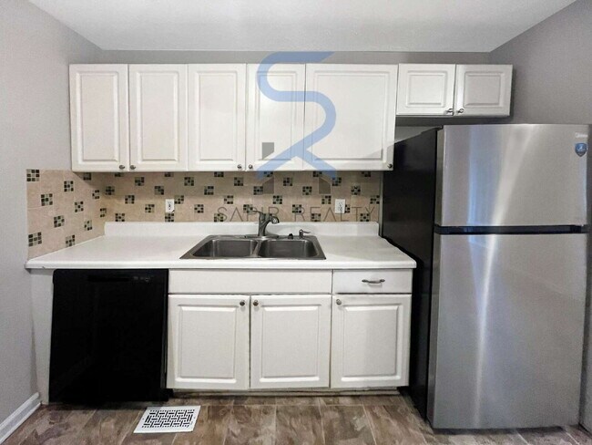 Building Photo - Move in before November 15th and choose yo...