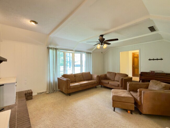 Building Photo - 295 Dogwood