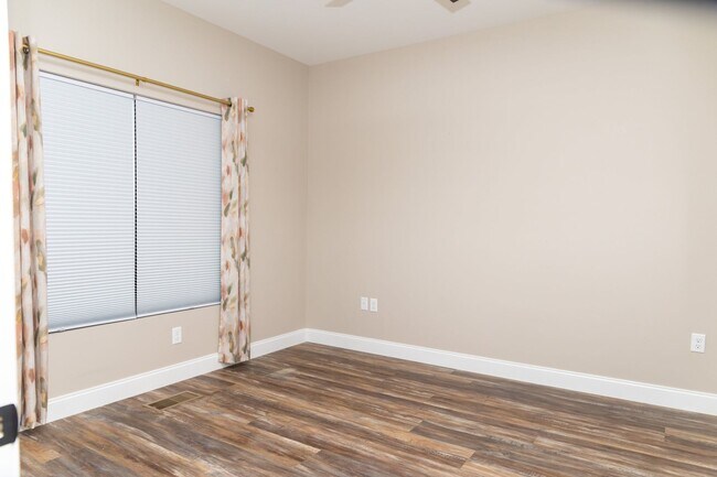 Building Photo - Condo Living 26 Hundred sq Ft!!