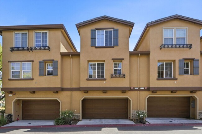 Building Photo - Available Now! Hurry!