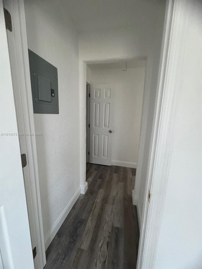 Building Photo - 46 S Oleander Ave