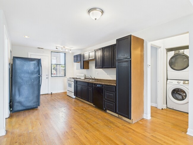 Building Photo - 5003 S Prairie Ave