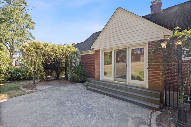 Building Photo - ANDERSON- Charming 4 bedroom 2 bath with fenced backyard