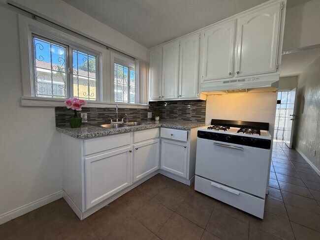 Building Photo - 1578E