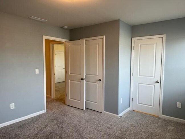 Building Photo - 212 Brook Farm Ln