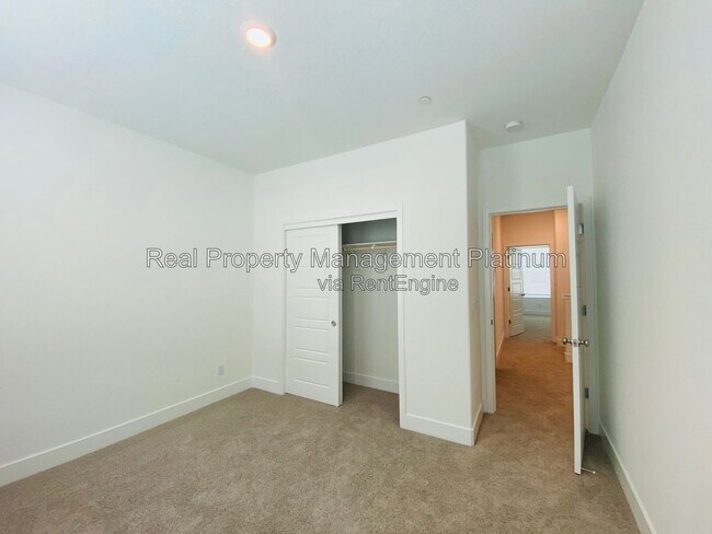 Building Photo - 2752 E Tamarind Dr