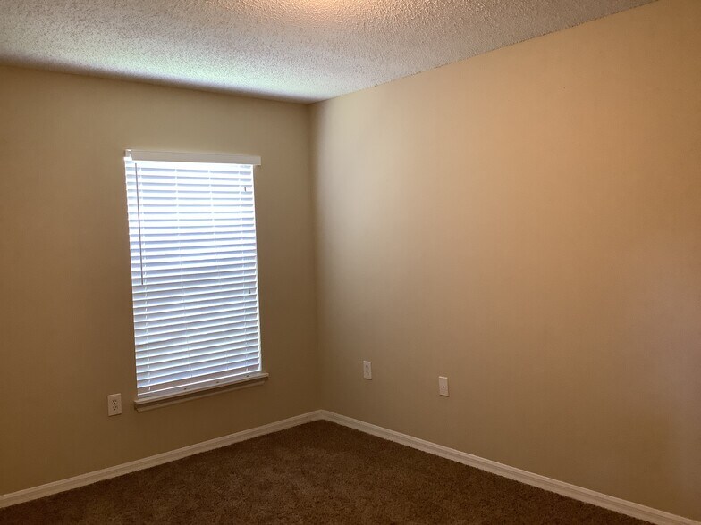Building Photo - 5276 Mansford Pl