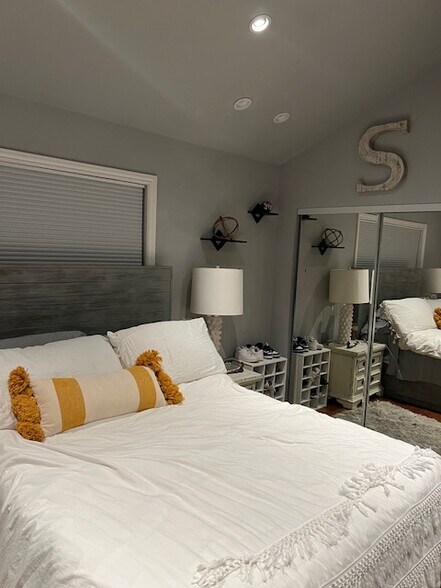 upstairs bedroom - 3847 Vineyard Ave