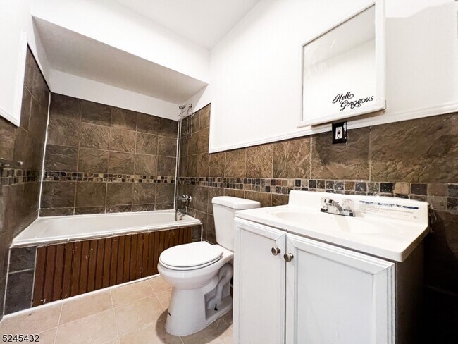 Building Photo - 422 Halsted St