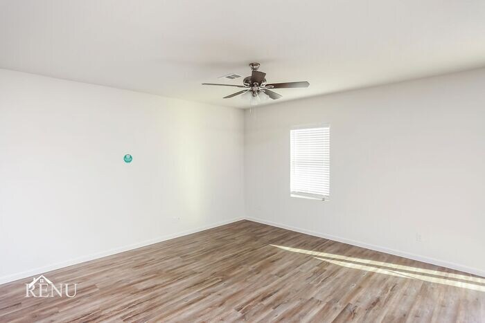 Building Photo - 467 London Dr