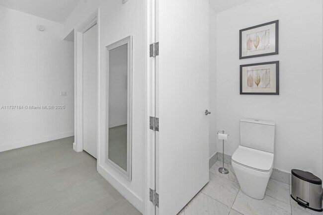 Building Photo - 16901 Collins Ave