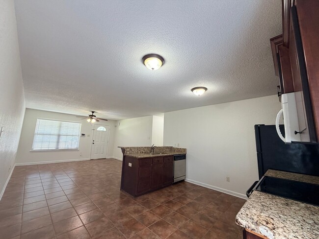 Building Photo - Affordable, Adorable & Move-In Ready!