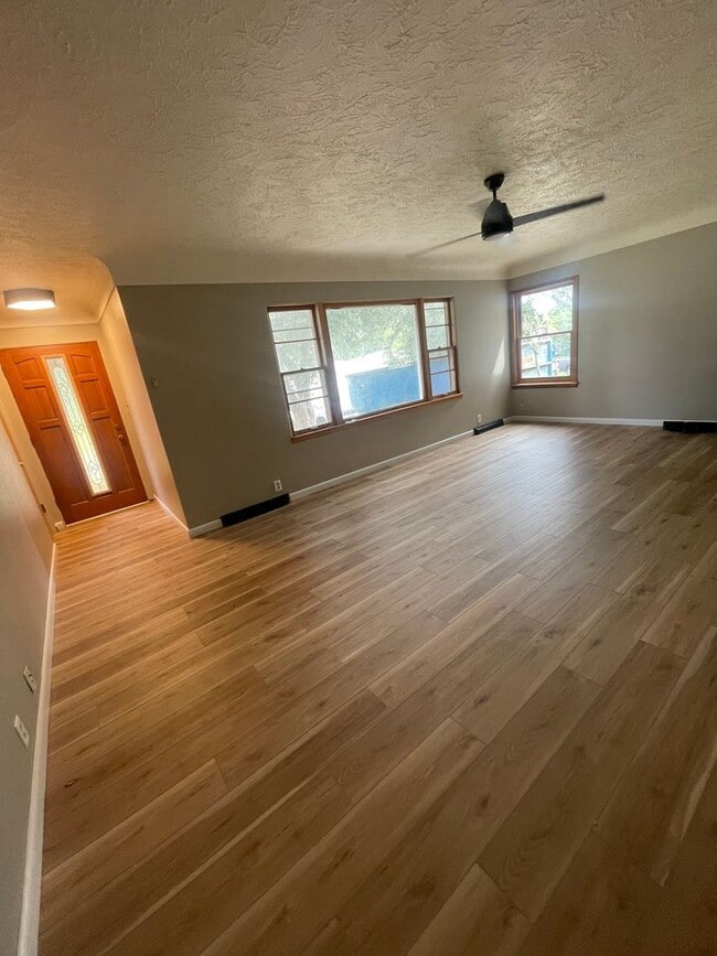 Building Photo - 3 bedroom, 1 bath home for rent in great location!