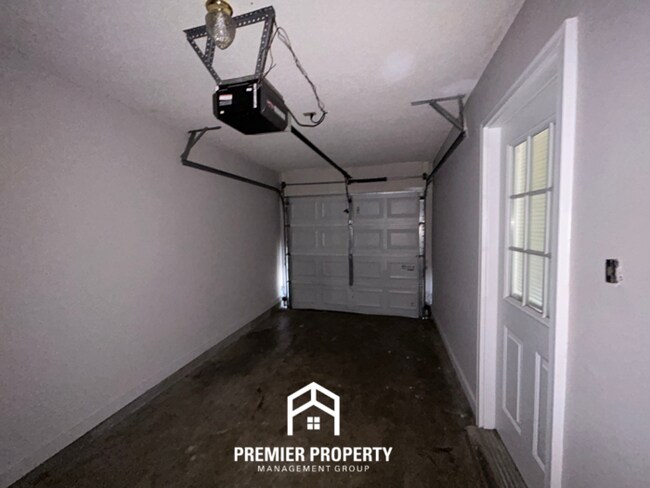 Building Photo - 7845 Shadowland Dr