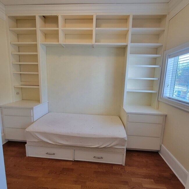 Building Photo - 403 Talbert St