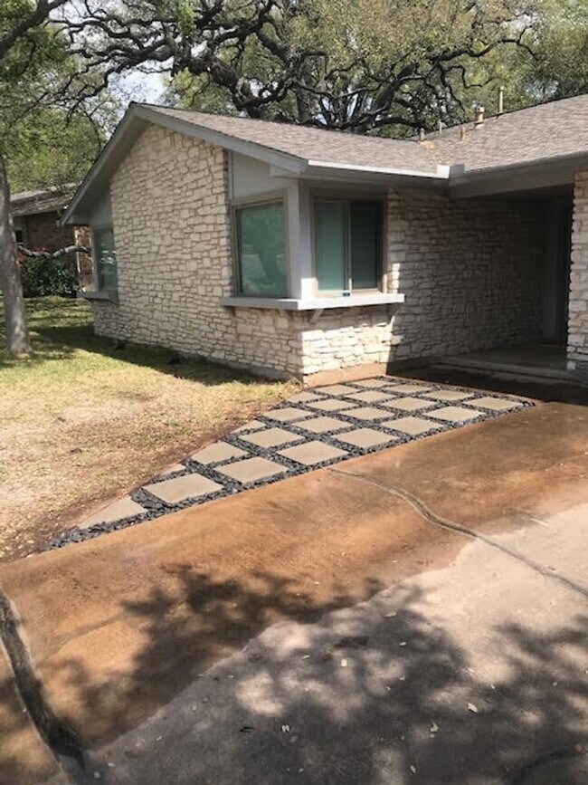 Building Photo - 4/3 w/ Fenced yard & enclosed patio!