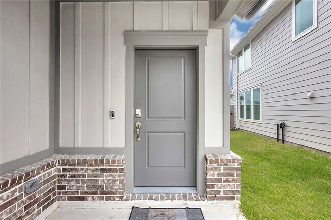 Building Photo - 7218 Clearwater Cv Dr