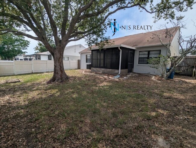 Building Photo - Large 2/2/1 with community pool, primary s...