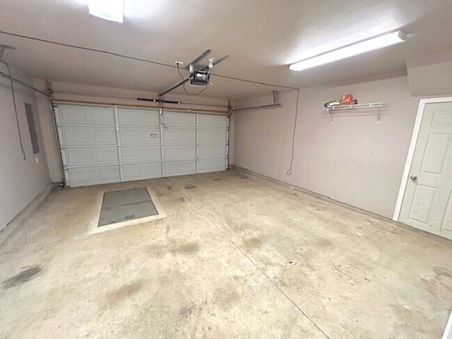 Building Photo - Move In Ready!-Charming 3 -bedroom Home with a move in special-$300 off first month's rent.