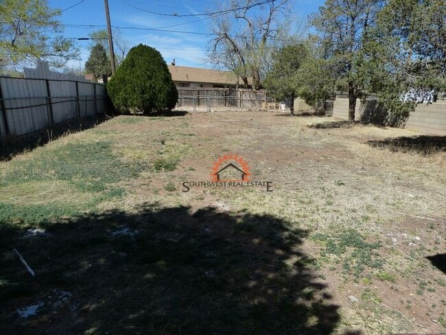 Building Photo - Super Cute 2 bedroom 1 bath home.