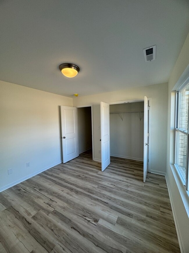 Building Photo - 4 Bedrooms! 1st Month's Rent Free!!